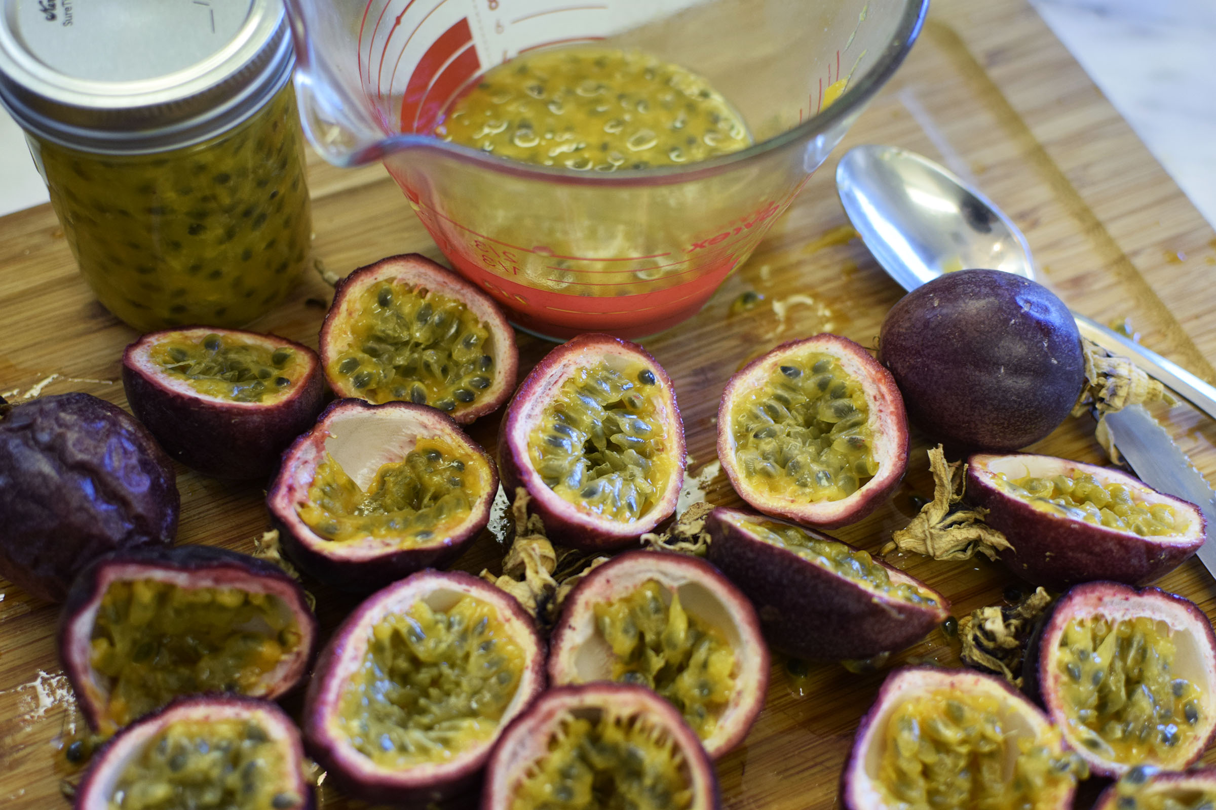 How to Eat Passion Fruit: Processing, Juicing, Storing & Using